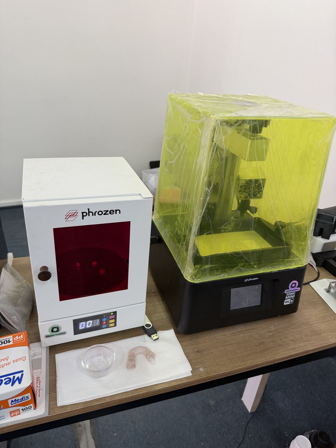 Impressora 3D odontológica com molde de prótese impresso